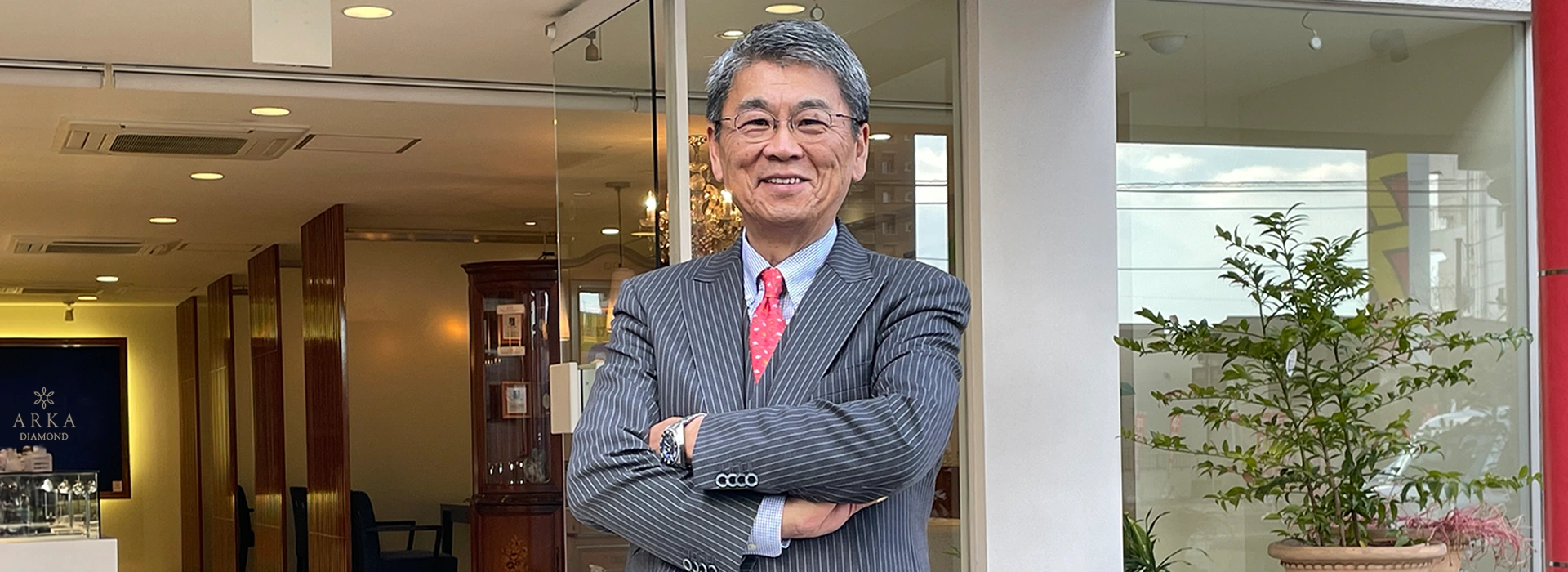 店内に立つ代表 迫恭一朗